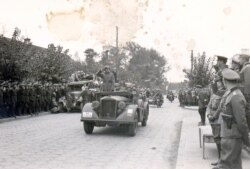 Брестти нацисттерден кызылдарга өткөрүү аземи. Аскердик парадды генерал Хайнц Гудериан менен комбриг Семён Кривошеин кабыл алууда. 22-сентябрь, 1939-жыл.