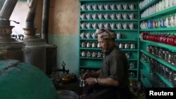 آرشیف٬ یک مرد چای فروش در افغانستان