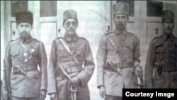 Cүрөттө: 1. Шермухаммадбек. 2. Бир тууганы Нурмухаммадбек. 3. Молдо Хатам корбашчы. 4. Катчы Назир Кабави.