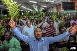 Tanzani&#253;anyň iň uly ş&#228;heri Dar-es-Salamdaky ybadathanada, koronawirus epidemi&#253;asyndan gutulmak &#252;&#231;in ge&#231;iril&#253;&#228;n doga-dileg &#231;&#228;resi. 2021-nji &#253;ylyň apreli.