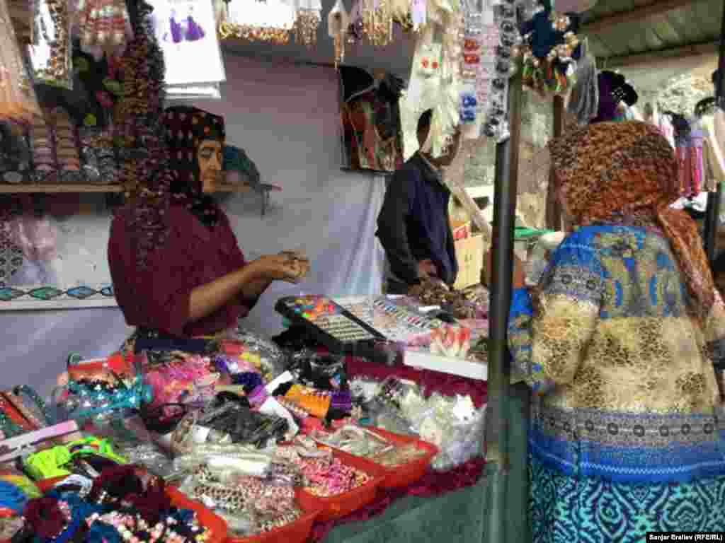 Арстанбаптагы туристтик базарда негизинен жергиликтүү эл жасаган буюмдар сатылат. 5-6 жылдан бери Кытайда жасалган оюнчуктар да көбөйө баштаган.&nbsp;