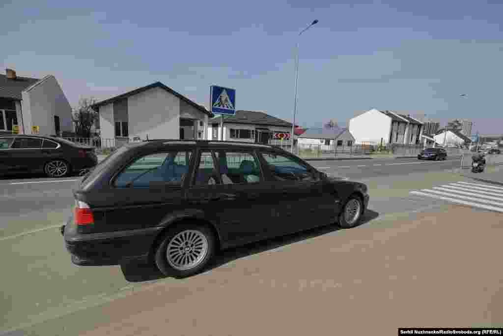 Так выглядаў прыватны сэктар Ірпяня пасьля таго, як 2 сакавіка 2022 году расейская армія нанесла авіяўдар па жылым комплексе «Ірпеньскія Ліпкі». Пазьней у час баёў прыватныя дамы былі разбураныя дашчэнту.У траўні 2023 году ў Ірпяні пачалася рэканструкцыя прыватнай жылой забудовы за кошт розных крыніц фінансаваньня. Але ў сакавіку 2025 году мясцовыя жыхары заявілі, што гэты працэс запаволіўся празь недахоп фінансаваньня.Зьлева — фота 2 сакавіка 2022 году, справа — з сакавіка 2025 году