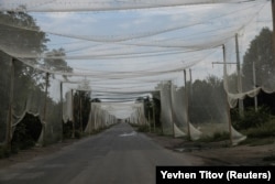 Протидронові сітки встановлені над дорогою поблизу прифронтового міста Костянтинівка. Донецька область, Україна, 24 серпня 2025 року