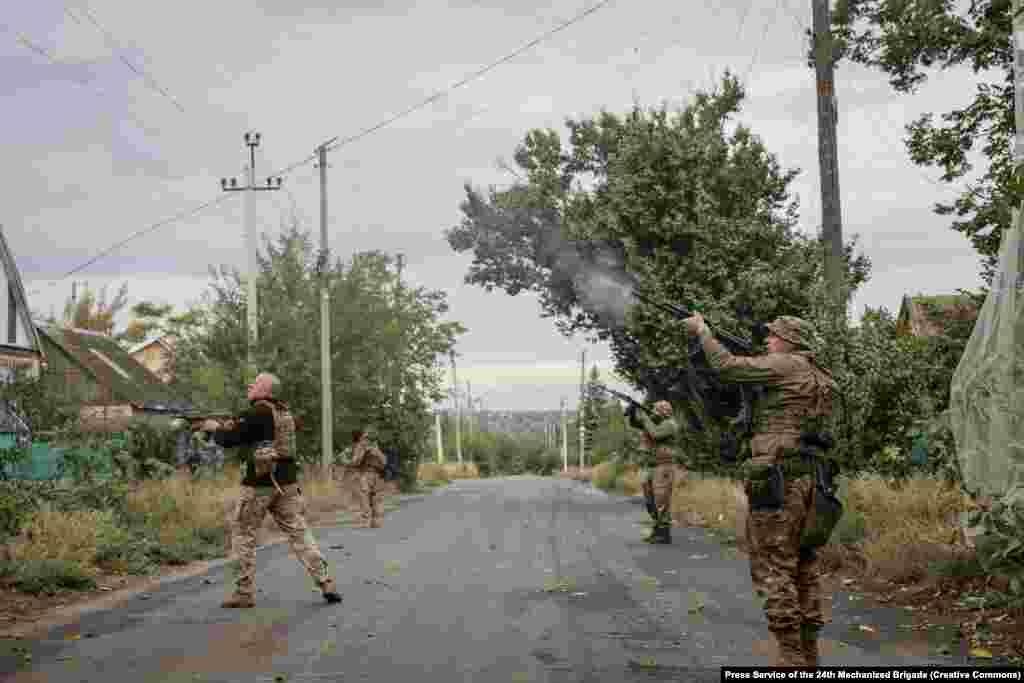 Бійці зафіксували російський FPV, який летить у їхній бік, і намагаються його збити. Зрештою їм це вдалося.Фото пресслужби 24 ОМБр