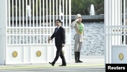 Түркіменстан президенті Гурбангулы Бердімұхамедов өзінің сарайынан шығып келеді. Ашхабат,  29 қазан 2015 жыл. 