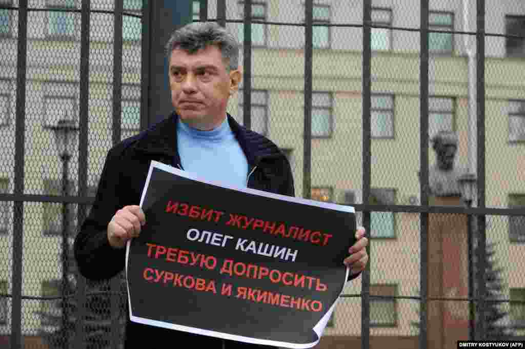 Nemtsov holds a one-man protest demanding that authorities investigate the beating of journalist and commentator Oleg Kashin in 2011.