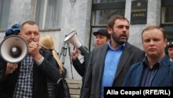 23 septembrie 2013. Protestul PCRM împotriva deciziei de concesionare a Aeroportului Chișinău. Marc Tkaciuc în centru