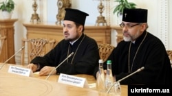 Екзархи Вселенського патріархату в Україні – архієпископ Памфільський і Західної єпархії УПЦ в США Даниїл (праворуч) та єпископ Едмонтона і Захiдної єпархії УПЦ в Канаді Іларіон. Київ, 5 жовтня 2018 року