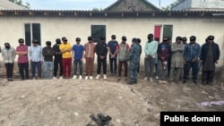 Бишкектеги тигүү цехинде иштеп жүргөн чет элдиктер.