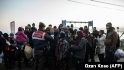 تعدادی از افغانها و مهاجرین سوری که توسط محافظین ترکی مورد پرسش قرار گرفته اند