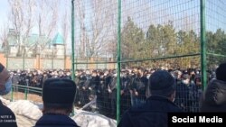 Алижан Ибрагимовду акыркы сапарга узатуу зыйнатында тартылган сүрөт.