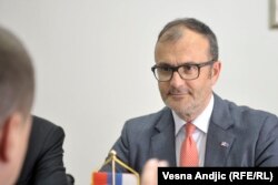 Šef delegacije EU u Srbiji Sem Fabrici Sem Fabrizi (na fotografiji) izjavio je novembra 2020. da će EU maksimalnom podrškom pomoći u sprovođenju potpisanih sporazuma.
