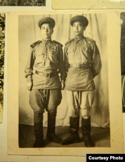 Садыр Мамбеткожоев (слева).