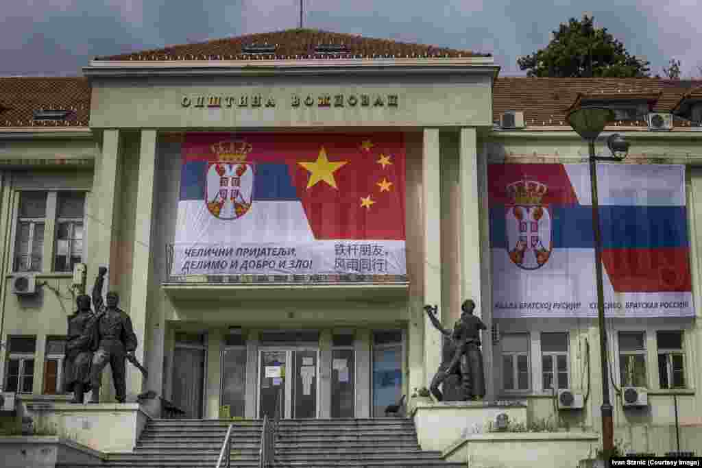 Un banner care leagă drapelele Serbiei și Chinei și cele sârbe și ruse pe o clădire municipală din sudul Belgradului, pe 13 aprilie. Mesajul&nbsp;din stânga, în litere chirilice: &bdquo;Prieteni de fier, împreună la bine și la rău!&rdquo; și, în dreapta: &bdquo;Mulțumesc Rusiei Surori! Mulțumesc Fraților ruși! &rdquo; &nbsp; &nbsp; &nbsp; &nbsp;