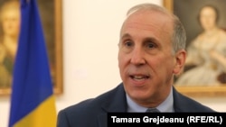 Ambasadorul James Pettit