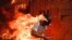 <strong>&quot;Фото года&quot;</strong><br />
<br />
На снимке &ndash; 28-летний&nbsp;Хосе Виктор Салазар Бальза, охваченный огнем.&nbsp;3 мая 2017 года он участвовал&nbsp;в акции протеста против президента Венесуэлы Николаса Мадуры и пострадал в столкновениях с полицией.