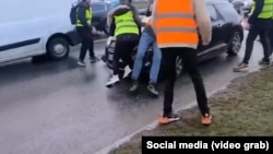 Моментот кога автомобилот кој влета во толпата ја удира девојката и продолжува да вози додека таа е на хаубата