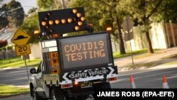COVID-19 testlerini geçirýän nokadyň belgisi, Melburne, Awstralia, 18-nji awgust, 2020.