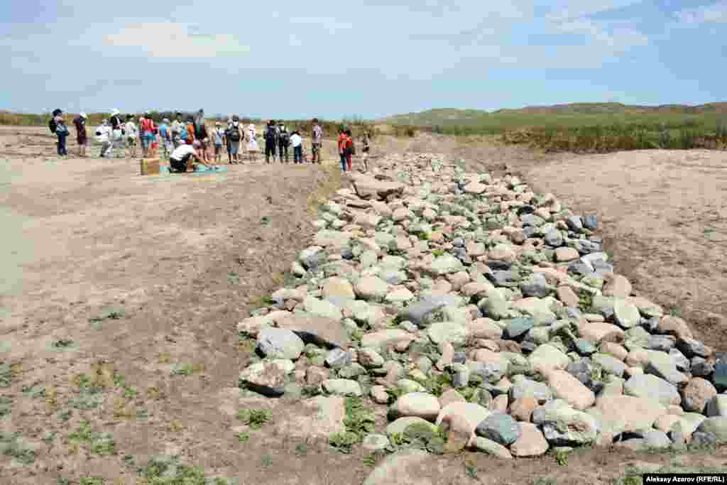 На фото видна главная дорога города, выложенная камнями.&nbsp;