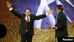 دِرمندرا (چپ) در کنار آمیتا باچان. این دو در فیلم «شعله» در کنار هم بازی کردند