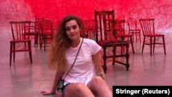 Studenta Sofia Sapega într-o expoziție din Göteborg, Suedia, în 2019.