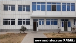 Семейное общежитие находится по улице Бульвар Космонавтов (улица №2013) дом 263 по соседству с головным офисом компании «Туркменховаёллары»