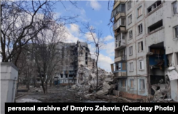 Зруйнований внаслідок російських обстрілів багатоквартирний будинок у Маріуполі. Січень 2023 року