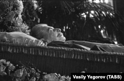 Iosif Stalin tabytda ýatyr, Moskwada onuň bilen hoşlaşýarlar. Mart. 1953.