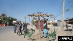 بسیاری از کودکان در افغانستان پول در اختیار ندارند تا به محلات تفریحی بروند و از بازی های کودکانه لذت ببرند