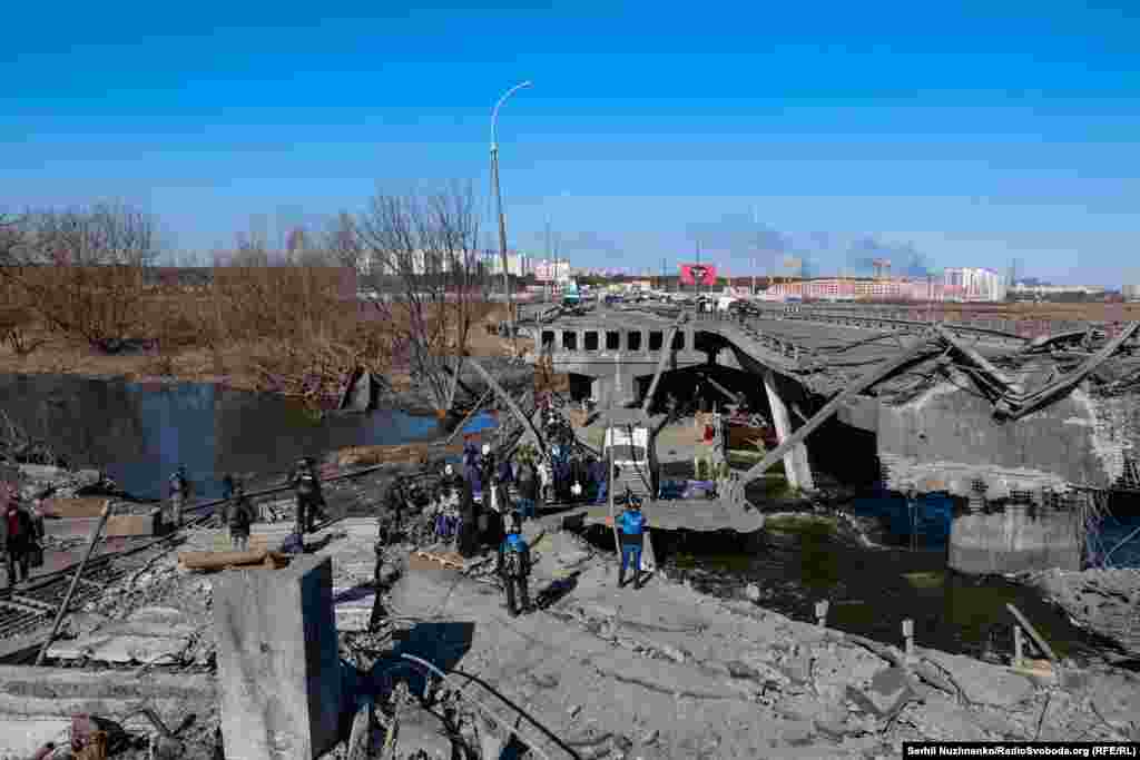 25 лютага 2022 году ўкраінскія вайскоўцы ўзарвалі Раманаўскі мост, каб спыніць наступ расейскай арміі на Кіеў.21 лістапада 2023 году побач з разбураным мостам адкрылі новы мост цераз раку Ірпень.Зьлева фота 11 сакавіка 2022 году, справа — з сакавіка 2025 году