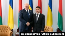 Президент Білорусі Олександр Лукашенко (ліворуч) та президент України Володимир Зеленський (праворуч) під час зустрічі в Житомирі, 4 жовтня 2019 року