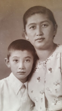 Гулум Малабаева с сыном Алмазом.