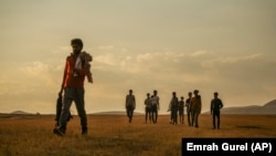 آرشیف - شماری از جوانان افغان که ادعا می کنند از اعضای نیروهای امنیتی حکومت مخلوع افغانستان بوده و با برگشت طالبان به قدرت به ایران گریخته و از آنجا وارد ترکیه شده اند.
August 17, 2021