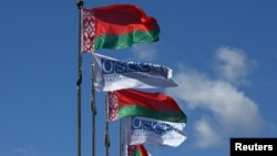 Прапори Білорусі та ОБСЄ в Мінську