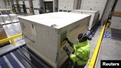 Belgia, camioane pregătite cu containere frigorifice speciale pentru transportul vaccinului anti-Covid-19.