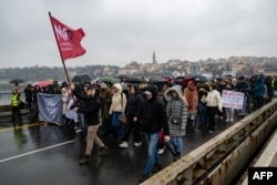 Manifestanții sârbi mărșăluiesc pe un pod din centrul Belgradului, la 24 ianuarie 2025.