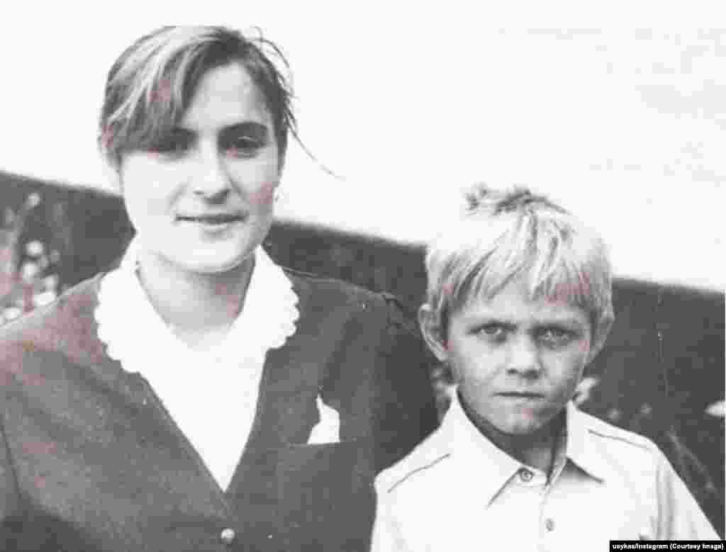 Усик з матір'ю у 1990-х роках.У 1990-х роках, коли сім'я ледве зводила кінці з кінцями, юний Усик захворів на пневмонію і провів місяці в лікарнях. Лікарі попередили батьків, що хлопчик може не вижити. Після хвороби Усику порадили займатися спортом, щоб зміцнити імунітет, і хлопець почав займатися футболом