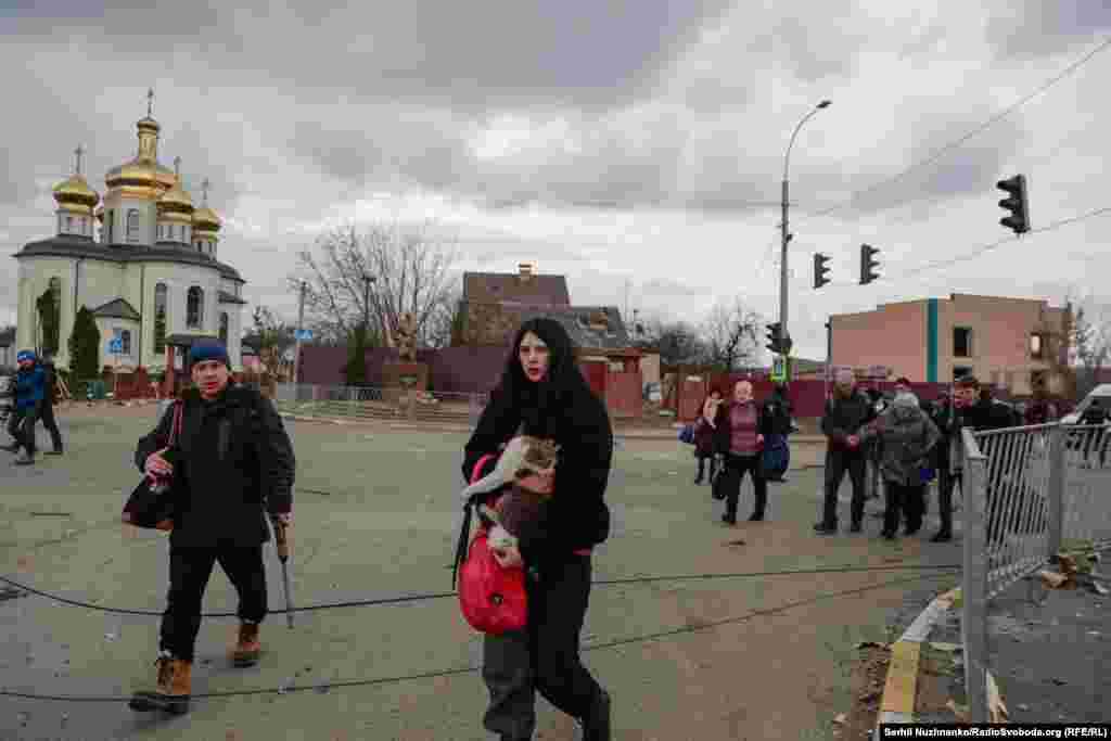 Раманаўка, прыгарад Ірпяня, на першым фота людзей эвакууюць з ахопленага вайной гораду.Зьлева — фота 7 сакавіка 2022 году, справа — з сакавіка 2025 году