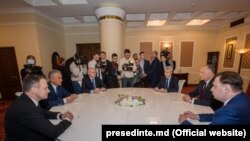 Preşedintele Igor Dodon şi liderul democraţilor Vladimir Plahotniuc