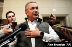 Конгресмен-республіканець Дон Бейкон спілкується з журналістами, жовтень 2023 року