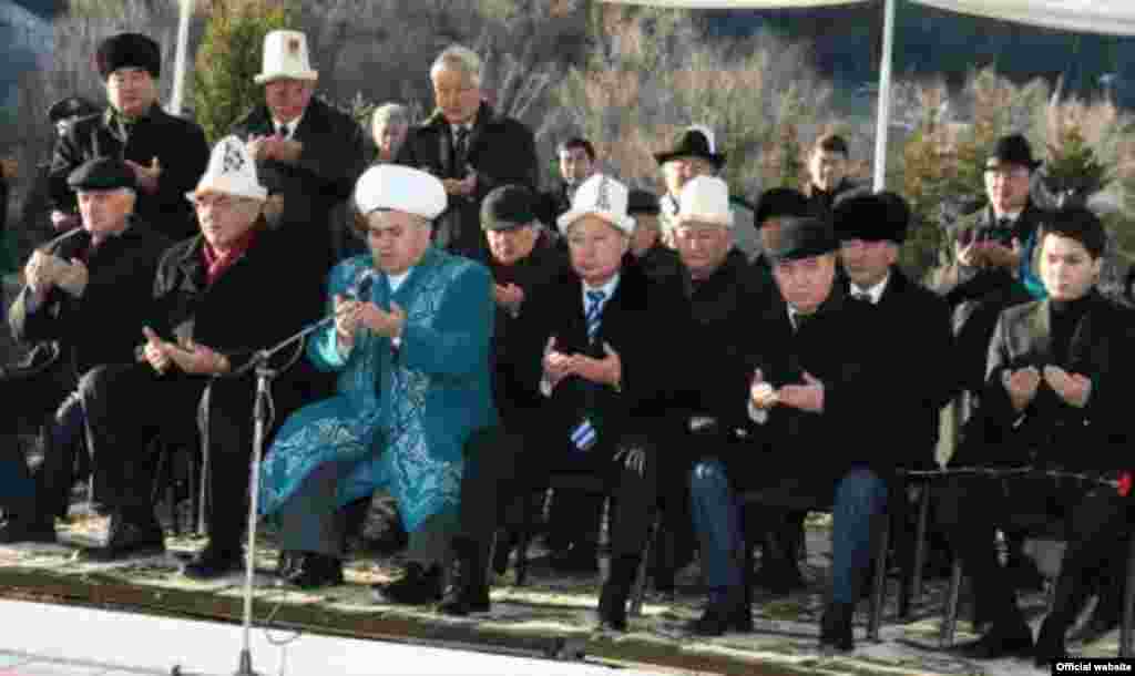 Дүйнөгө таанымал жазуучу Чыңгыз Айтматов 2008-жылы 10-июнда Германияда Нюрнберг шаарында ооруканада көз жумган. - 12 декабря, с участием Президента Кыргызской Республики Курманбека Бакиева в мемориальном комплексе «Ата-Бейит» состоялось поминальное мероприятие, посвященное дню рождения Героя Кыргызской Республики, Героя Социалистического труда, Народного писателя Кыргызской Республики Чингиза Торекуловича Айтматова.  