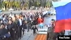 Казаки стоят у Храма Христа Спасителя в день празднования 400-летнего юбилея служения Уральского казачества Российскому государству. Фото с видеозаписи, опубликованной на сайте Ютуб.  Уральск, 15 сентября 1991 года.