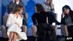 Мелания Трамп беседует с Наталией Понсе де Леон из Колумбии во время церемонии lnternational Women of Courage 