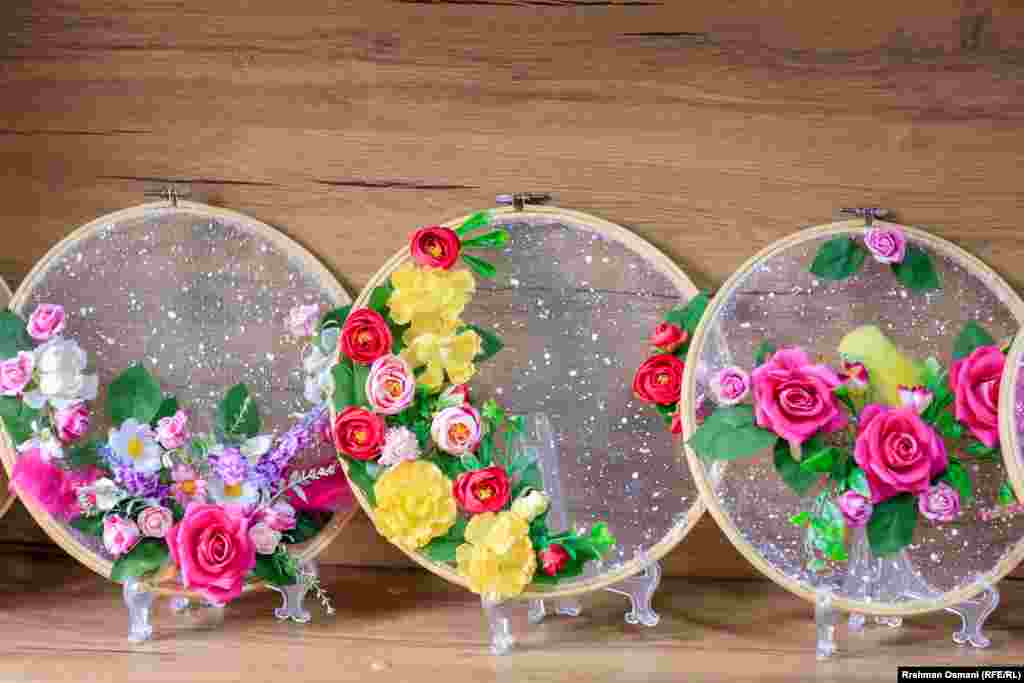 Ovi radovi su fotografisani tokom posjete novinara Radija Slobodna Evropa Centru za zaštitu žena i djece prije otprilike dvije godine. Međutim, takve radove žene koje su tamo smještene i dalje kontinuirano stvaraju.