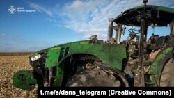 За даними ДСНС, внаслідок вибуху пошкоджені три одиниці сільськогосподарської техніки