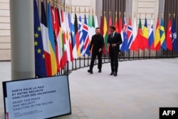 Президент Франції Емманюель Макрон (праворуч) та президент України Володимир Зеленський прибувають на головування на саміті «Коаліції охочих» до Єлисейського палацу в Парижі, 4 вересня 2025 року