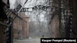 Auschwitz.
„Prima condamnare în România pentru negarea Holocaustului este un mesaj foarte puternic al Justiției, un îndemn ferm la respectarea legii, este o probă pe care justiția o trece, în sfârșit (...)”