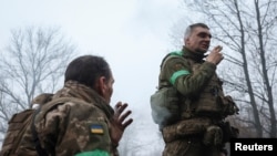 Військовослужбовці 38-ї окремої морської бригади Збройних сил України курять перед виходом на бойове завдання поблизу Покровська, 21 листопада 2025 року