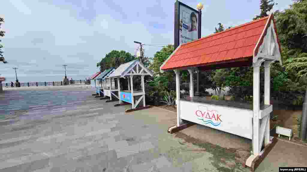 На площі біля набережної встановили торгові точки, поки що порожні. Судак, Крим