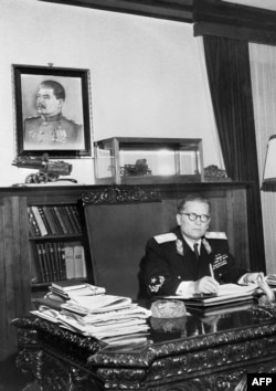 'Svakako je 1948. bila najdramatičnija faza. Ne samo u odnosima sa SSSR-om nego i uopće u međunarodnom položaju Titove Jugoslavije' (Fotografija: Tito sa fotografijom Staljina iznad, 1947)